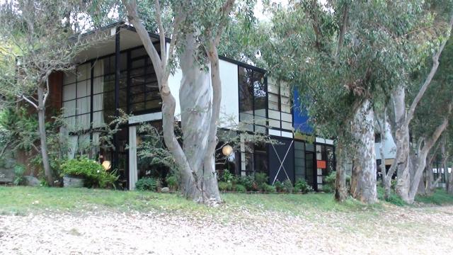 Eames_House_Pacific_Palisades_-_Art_and_Architecture_Charles_and_Ray_Eames_01.JPG