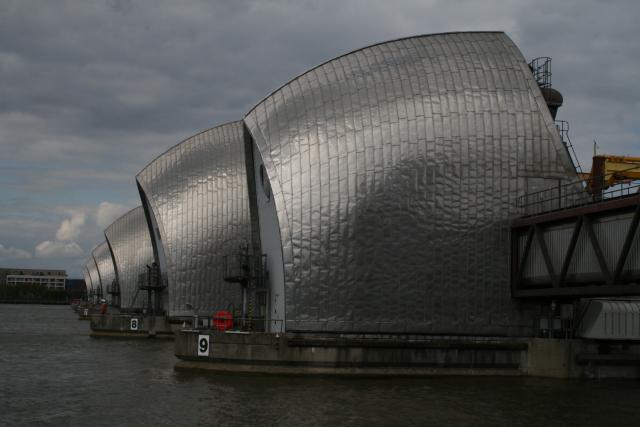 Thames_Barrier_Greenwich_-_Architects_Rendel%2C_Palmer_and_Tritton_01.JPG